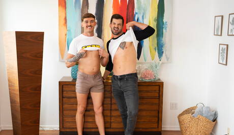 アメリカのスタッド・ブライセンと力持ちのフェニックスが裸になって尻を見せる