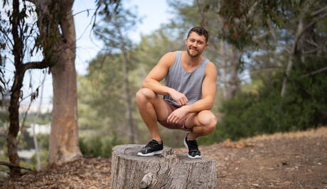 Justin musclé et Vin Roxx, un Américain bien bâti, baisent le cul après avoir sucé en extérieur