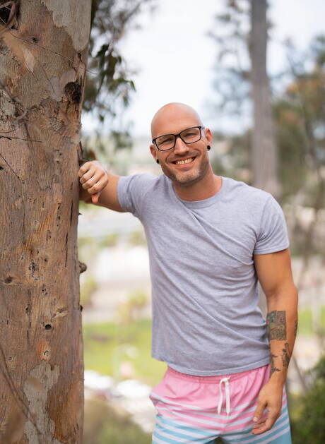 Justin musclé et Vin Roxx, un Américain bien bâti, baisent le cul après avoir sucé en extérieur