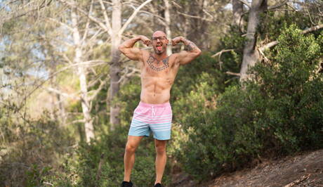 Il muscoloso Justin e il robusto americano Vin Roxx si scopano il culo dopo averlo succhiato all