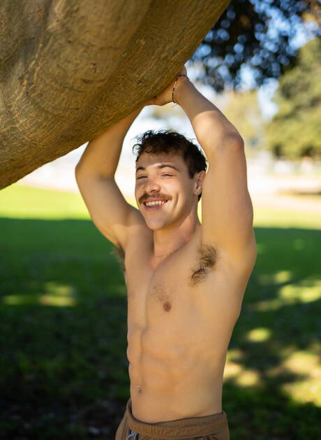 Les célèbres américains, le culturiste Kyle Fletcher et le taureau fort Caden Jackson baisent le cul après avoir sucé une bite en extérieur