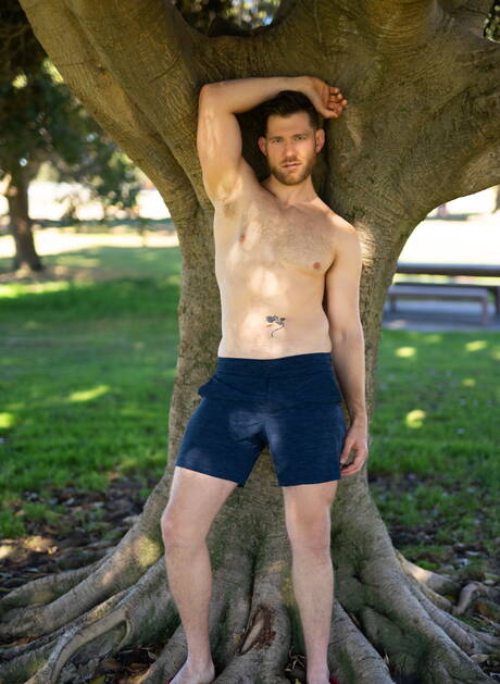 Les célèbres américains, le culturiste Kyle Fletcher et le taureau fort Caden Jackson baisent le cul après avoir sucé une bite en extérieur