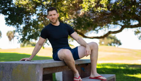 有名なアメリカ人、ボディビルダーのカイル・フレッチャーと強い雄牛のケーデン・ジャクソンは、屋外でチンコを吸った後に尻をファックします