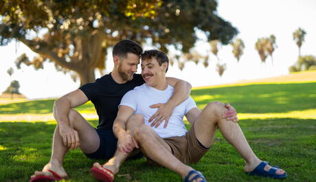 Les célèbres américains, le culturiste Kyle Fletcher et le taureau fort Caden Jackson baisent le cul après avoir sucé une bite en extérieur