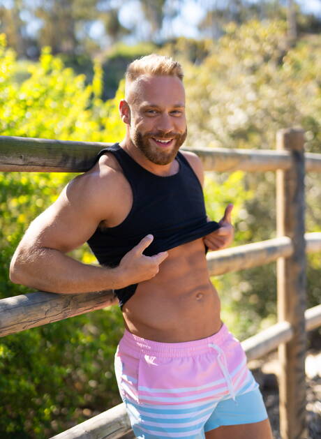 Superstudent Devy i przystojniak Brogan uprawiają gorący seks na zewnątrz