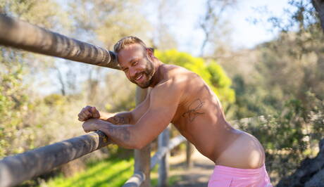 Superstudent Devy i przystojniak Brogan uprawiają gorący seks na zewnątrz