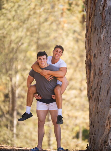 Zwei amerikanische Jungs, der Bulle Kyle Fletcher und der muskulöse Clark Reid, haben draußen guten Sex