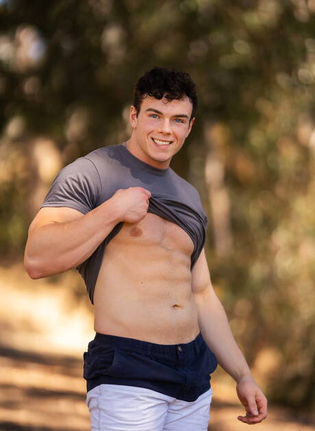 Deux mecs américains, Kyle Fletcher et le musclé Clark Reid, font l