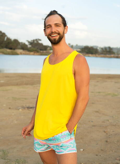 Le dur à cuire Jaxon Kingston et le beau gosse Thomas Johnson se sucent et se baisent sur la plage