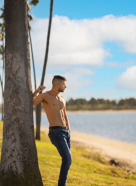 体格の良いデヴィとアメリカ人の筋肉質なケイデン・ジャクソンが屋外で熱い同性愛シーンを繰り広げる