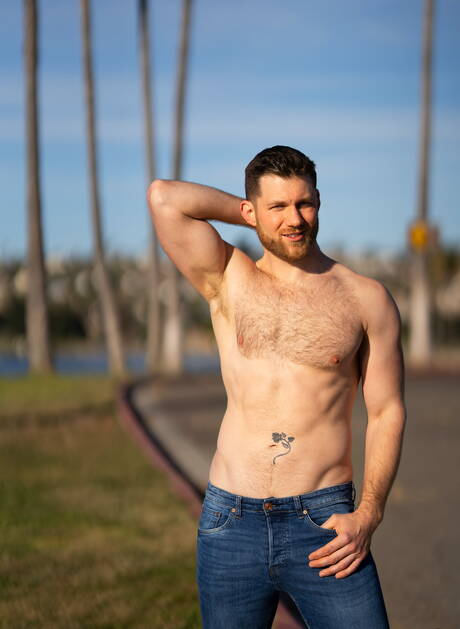 体格の良いデヴィとアメリカ人の筋肉質なケイデン・ジャクソンが屋外で熱い同性愛シーンを繰り広げる