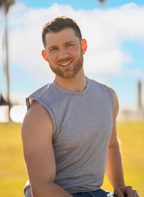 体格の良いデヴィとアメリカ人の筋肉質なケイデン・ジャクソンが屋外で熱い同性愛シーンを繰り広げる