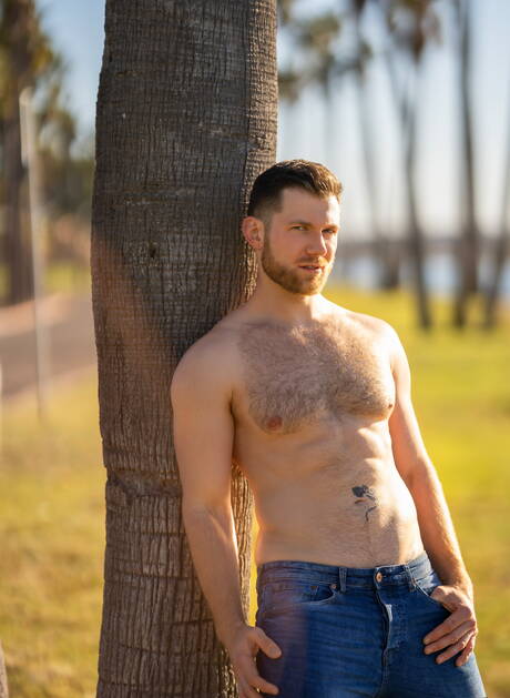 体格の良いデヴィとアメリカ人の筋肉質なケイデン・ジャクソンが屋外で熱い同性愛シーンを繰り広げる