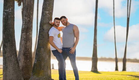 体格の良いデヴィとアメリカ人の筋肉質なケイデン・ジャクソンが屋外で熱い同性愛シーンを繰り広げる