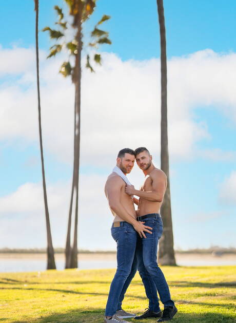 体格の良いデヴィとアメリカ人の筋肉質なケイデン・ジャクソンが屋外で熱い同性愛シーンを繰り広げる