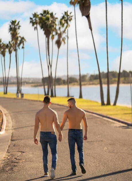 体格の良いデヴィとアメリカ人の筋肉質なケイデン・ジャクソンが屋外で熱い同性愛シーンを繰り広げる