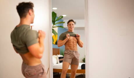 O musculoso americano Kyle Fletcher e o robusto Brogan têm uma cena de casal quente