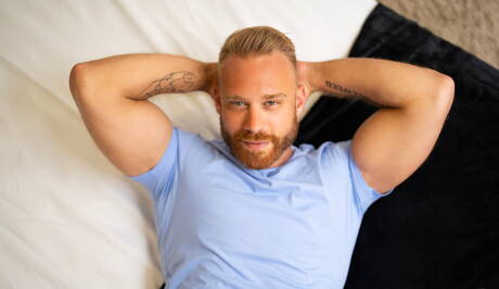 O musculoso americano Kyle Fletcher e o robusto Brogan têm uma cena de casal quente