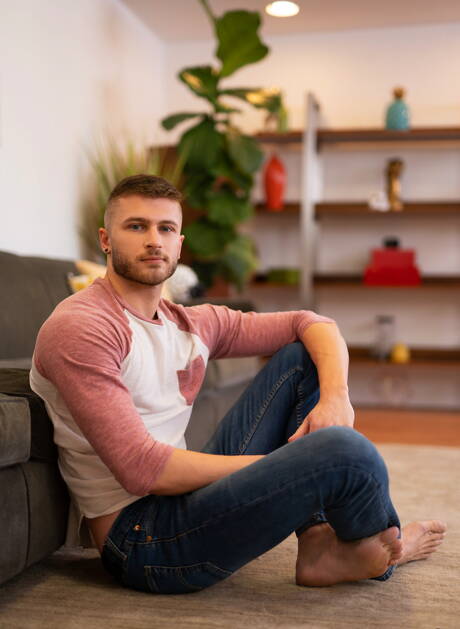 Dobrze zbudowany Amerykanin Brysen i siłacz Devy ruchają się po obciąganie