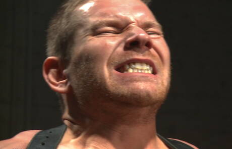 Amerikaanse, gespierde Alex Adams in bondage-pornoscène