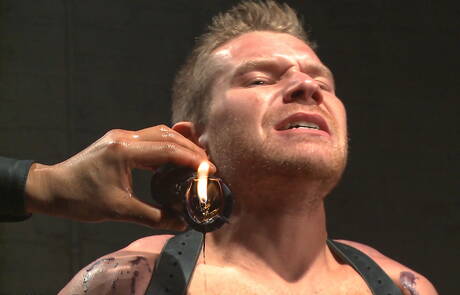 Amerikaanse, gespierde Alex Adams in bondage-pornoscène