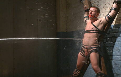 アメリカの少年ダグ・エーカーがロープで縛られる