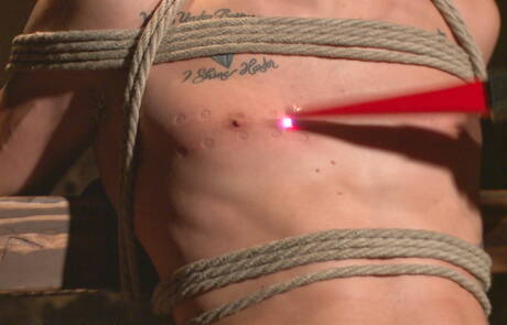 O twink americano Trevor Spade em cena pornô de bondage