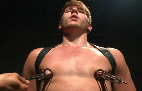 American hunky guy Dakota Wolfe likes to be tied