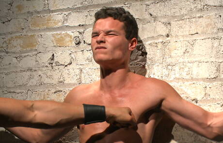 Amerikaanse jonge jongen Micky Mackenzie vastgebonden