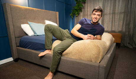 Los estadounidenses cachondos Nicky y Parker Nash en una escena homosexual muy caliente