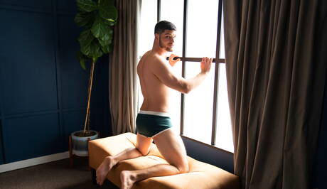 Phillip costaud joue avec sa bite