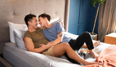 Stud Dale et le beau garçon asiatique Cody Seiya ont une scène de couple torride