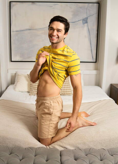 Gorący amerykańscy chłopcy, umięśnieni Nicky i umięśniony Caden Jackson ruchają się w dupę po ssaniu kutasa