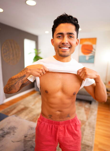 ラテン系のマッチョ、リッキー・ドノヴァンとショーンはチンコをしゃぶった後にアナルファックする