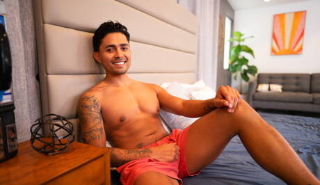 Die Latino-Muschis Ricky Donovan und Sean ficken sich in den Arsch, nachdem sie Schwänze gelutscht haben