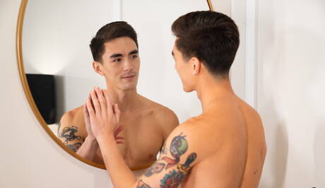 El musculoso Jake Klerin y el joven oriental Cody Seiya posando desnudos