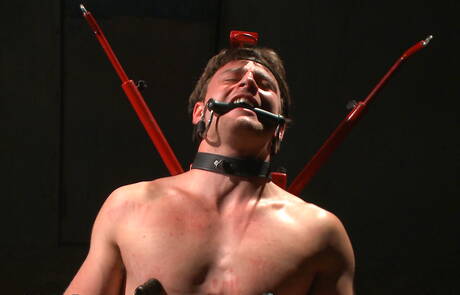 El musculoso estadounidense Scott Harbor ama el bondage