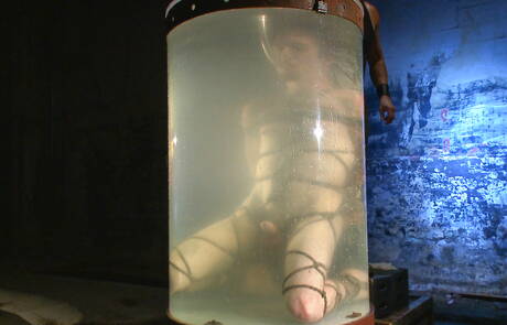 Hunk Patrick Knight vernederd