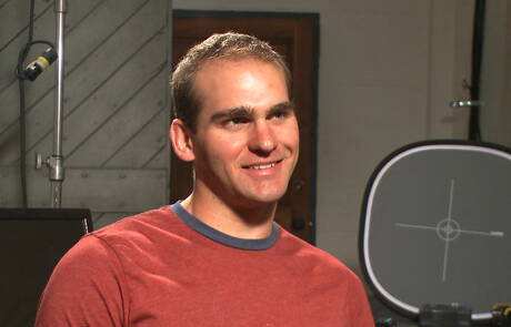 O americano bem constituído Jonah Marx gosta de ser amarrado