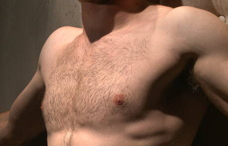 O americano bem constituído Jonah Marx gosta de ser amarrado