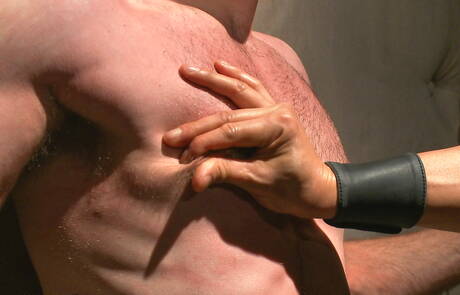 O americano bem constituído Jonah Marx gosta de ser amarrado