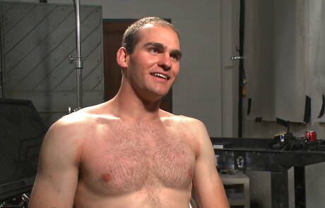 O americano bem constituído Jonah Marx gosta de ser amarrado