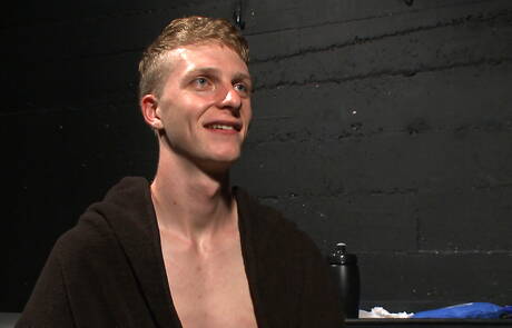 O bem constituído Branden Forrest adora bondage