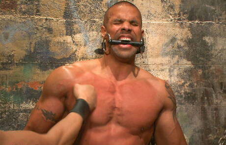 黒人の筋肉質なロバート・アクセルがロープで縛られる