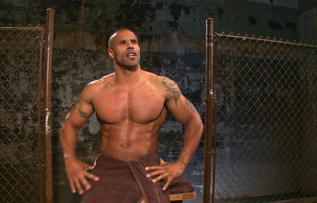 黒人の筋肉質なロバート・アクセルがロープで縛られる