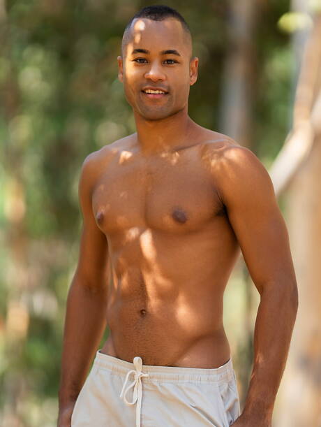 ビーフケーキ・ジャックと黒人の筋肉質なザビエル・ゼインが屋外で熱い同性愛行為をする