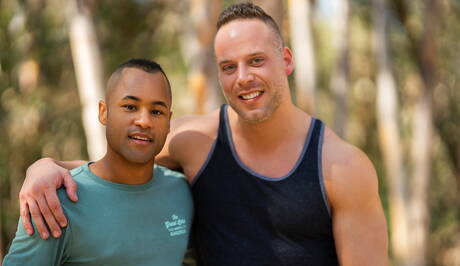 ビーフケーキ・ジャックと黒人の筋肉質なザビエル・ゼインが屋外で熱い同性愛行為をする