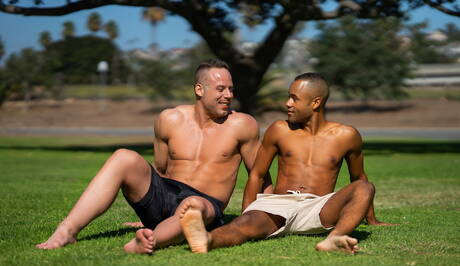 ビーフケーキ・ジャックと黒人の筋肉質なザビエル・ゼインが屋外で熱い同性愛行為をする