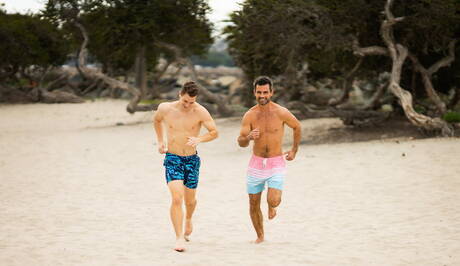 壯漢丹尼爾和大力士羅比在沙灘上吮吸陰莖後做愛