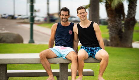 壯漢丹尼爾和大力士羅比在沙灘上吮吸陰莖後做愛